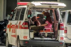 Pasien menunggu perawatan di dalam ambulans di tengah lonjakan kasus COVID-19 di Rumah Sakit Umum Dr. Sardjito Yogyakarta, Rabu, 7 Juli 2021. (Foto: AP)