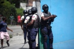 Des policiers patrouillent à la recherche de suspects dans l'assassinat du Président haïtien Jovenel Moise, à Port-au-Prince, Haïti, jeudi 8 juillet 2021.