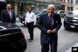 支持川普的前紐約市長朱利安尼( Rudy Giuliani)來到紐約的川普大樓（2016年10月8日）