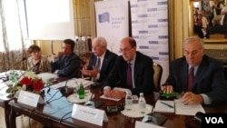 Učesnici skupa "U medijskom ogledalu - srpske i albanske međusobne percepcije", u prostorijama Aerokluba u Beogradu, 20. septembra 2018. 