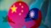 Bendera nasional China dan Taiwan tampak berdampingan dalam ilustrasi yang diambil pada 9 April 2021. (Foto: REUTERS/Dado Ruvic)