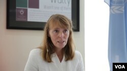 លោកស្រី រ៉ូណា ស្មីត (Rhona Smith) អ្នករាយការណ៍​ពិសេស​នៃ​អង្គការ​សហ​ប្រជាជាតិ​ស្តីពី​ស្ថានភាព​សិទ្ធិ​មនុស្ស ក្នុងពេល​លោកស្រី​ចុះ​បេសកកម្ម​នៅ​កម្ពុជា កាលពី​ថ្ងៃទី១២ ខែ​តុលា ឆ្នាំ​២០១៦។ (ហ៊ាន សុជាតា/VOA)