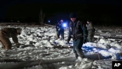 នៅ​ក្នុង​រូបភាព​ដែល​ផ្តល់​ដោយ​ក្រសួង​ស្ថានភាព​បន្ទាន់​របស់​រុស្ស៊ី បុគ្គលិក​របស់​ក្រសួង​នេះ​ធ្វើ​ការ​នៅ​កន្លែង​កើត​ហេតុ​នៃ​ការ​ធ្លាក់​យន្តហោះ AN-148 នៅ​ក្នុង​ភូមិ Stepanovskoye ប្រហែល​ជា​៤០គ.ម.​ពី​ព្រលានយន្តហោះ Domodedovo ប្រទេស​រុស្ស៊ី កាលពី​ថ្ងៃទី១១ ខែកុម្ភៈ ឆ្នាំ២០១៨។