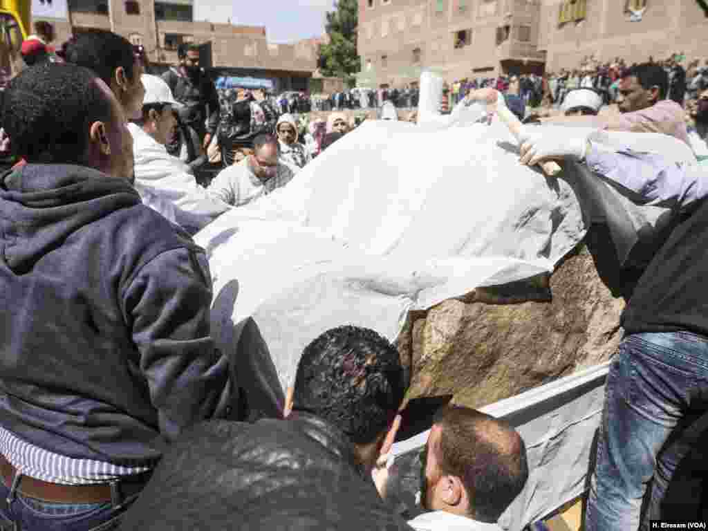 Археологи накривають знайдену частину статуї тканиною. 13 березня 2017 року.