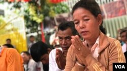  អ្នកស្រី​​ អ៊ិន លក្ខិណា​ វ័យ​៤៣ ឆ្នាំ​ ដែល​បាន​បាត់​បង់​កូនប្រុស​ម្នាក់​ ក្នុង​ហេតុការណ៍​​បង្ក្រាប​របស់​កម្លាំង​ប្រដាប់​អាវុធ​មក​លើ​បាតុកម្ម​ទ្រង់ទ្រាយ​ធំ​របស់​កម្មករ​ទាមទារ​ដំឡើង​ប្រាក់​ឈ្នួល​អប្បបរមា​​១៦០​ដុល្លារ​ ក្រោយ​ការ​បោះឆ្នោត​ជាតិ​ឆ្នាំ​​២០១៣។ (ហ៊ុល រស្មី/VOA) 