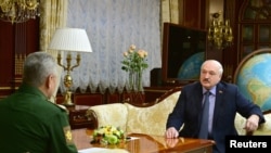 Presiden Belarus Alexander Lukashenko bertemu dengan Menteri Pertahanan Rusia Sergei Shoigu di Minsk, Belarus 10 April 2023. (BelTA/Handout via REUTERS)