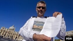 Alberto Sala, yang mengaku mengalami pelecehan seksual oleh seorang Pastur saat anak-anak, membawa surat protes kepada Paus di Lapangan St. Peter, Vatikan (foto: dok).