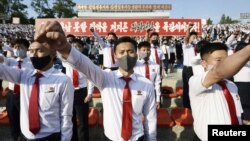 រូបឯកសារ៖ យុវជន និងនិស្សិតកូរ៉េខាងជើងពាក់ម៉ាស់ចូលរួមក្នុងការតវ៉ាមួយ ដោយថ្កោលទោសលើខិតបណ្ណ​ផ្សព្វផ្សាយដោយជនផ្តាច់ខ្លួននៅកូរ៉េខាងត្បូង ដែលរិះគន់របបដឹកនាំរបស់លោក Kim Jong Un នៅក្រុងព្យុងយ៉ាង ប្រទេសកូរ៉េខាងជើង កាលពីថ្ងៃទី០៦ ខែមិថុនា ឆ្នាំ២០២០។ 