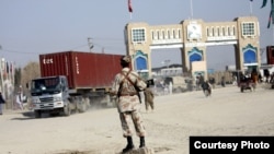 د افغان حکومت د دې پریکړې وړاندې پاکستانیو لاریو به د افغانستان ټولو ښارونو ته مالونه لیږدول.