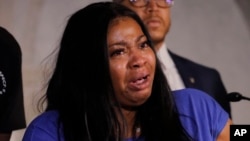 រូបឯកសារ៖ អ្នកស្រី Roxie Washington ថ្លែងនៅក្នុងសន្និសីទសារព័ត៌មានមួយ នៅសាលាក្រុង Minneapolis រដ្ឋមីនីសូតា ថ្ងៃទី២ ខែមិថុនា ឆ្នាំ២០២០។ 