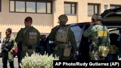 មន្ត្រី​អនុវត្ត​ច្បាប់​មក​ពី​ភ្នាក់​ងារ​ផ្សេងៗ​ចោះ​មក​កន្លែង​កើត​ហេតុ​ដែល​មាន​ការ​បាញ់​ប្រហារ នៅ​ហាង​លក់​ទំនិញ នៅ El Paso រដ្ឋ​តិច​សាស កាល​ពី​ថ្ងៃ​ទី​៣ សីហា ២០១៩។