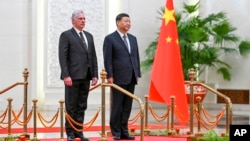 រូប​ឯកសារ៖ ប្រធានាធិបតី​គុយបា ​លោក Miguel Diaz-Canel Bermudez (ឆ្វេង) និង​ប្រធានាធិបតី​ចិន លោក Xi Jinping ឈរ​ក្នុង​អំឡុង​ពិធី​មួយ​នៅ​មហាសាល​ប្រជាជន ក្នុង​ទី​ក្រុង​ប៉េកាំង ប្រទេស​ចិន កាល​ពី​ថ្ងៃ​ទី​២៥ ខែ​វិច្ឆិកា ឆ្នាំ​២០២២។