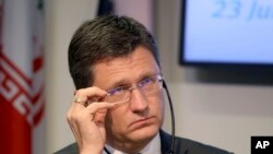 Wakil Perdana Menteri Rusia Alexander Novak di kantor pusat OPEC di Wina, Austria, Sabtu, 23 Juni 2018. (Foto: AP/Ronald Zak)
