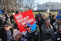 Protest članova sindikata i vladinih službenika ispred Bijele kuće.