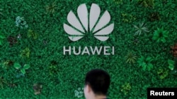 FILE PHOTO: Logo of Huawei is seen at its showroom in Shenzhen, Guangdong province, China, March 29, 2019. 