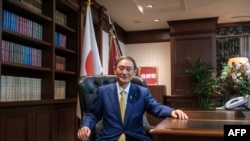 지난 14일 일본의 자민당 총재로 선출된 스가 요시히데 총리가 도쿄 당사에서 기념촬영을 하고 있다.