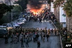 Harakati za kikundi cha Kishia cha Hezbollah kimezuia barabara inayoelekea uwanja wa ndege wa Kimataifa wa Beirut kupinga kuzuiwa kwa ndege mbili za Iran kutua hapo, huko Beirut Feb. 15, 2025.