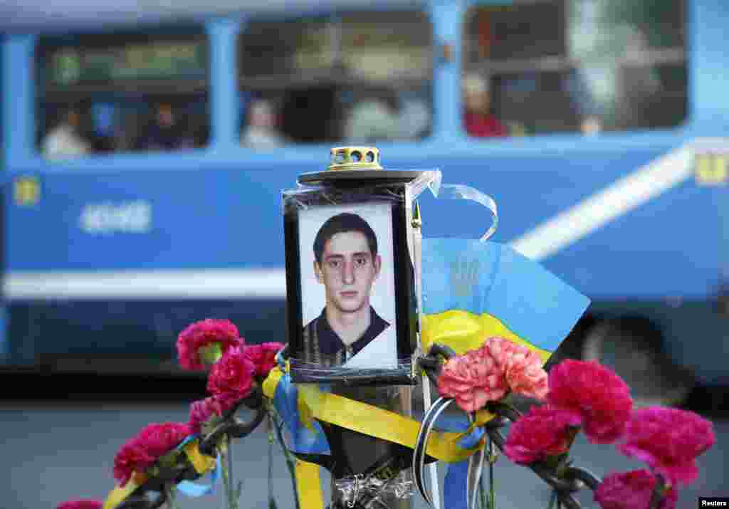 Odessada o'ldirilgan Ukraina birdamligi tarafdori, yosh faol Andrey Biryukovning dafn marosimidan, 6-may, 2014-yil.