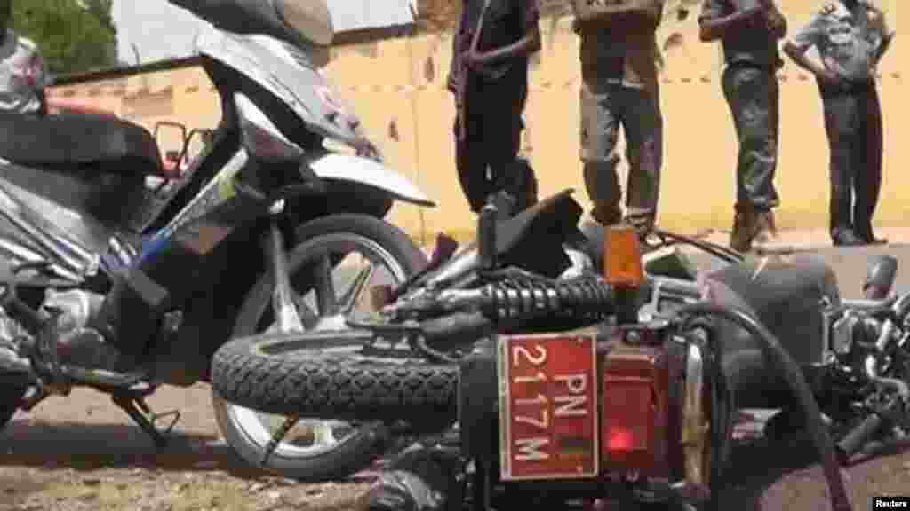 Jami'an tsaro a kusa da inda wani dan kunar bakin wake ya kai hari a N'Djamena, Chadi