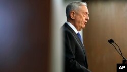 លោក​ Jim Mattis រដ្ឋ​មន្ត្រី​ក្រសួង​ការ​ពារ​ជាតិ​សហរដ្ឋ​អាមេរិក ថ្លែង​អំពី​យុទ្ធសាស្ត្រ​ការពារ​ជាតិ​របស់​រដ្ឋបាល​លោក ដូណាល់ ត្រាំ នៅ​រដ្ឋ​ធានី​វ៉ាស៊ីនតោន កាល​ពី​ថ្ងៃទី​១៩ ខែមករា។