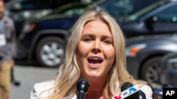 卡羅琳·萊維特在特朗普刑事審判案向新聞媒體發表表演說。 (美聯社：2024年5月28日)