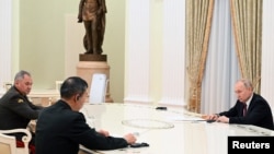 Presiden Rusia Vladimir Putin, Menteri Pertahanan Sergei Shoigu dan Menteri Pertahanan China Li Shangfu menghadiri pertemuan di Moskow, Rusia, 16 April 2023. (Foto: Sputnik/Pavel Bednyakov via REUTERS)