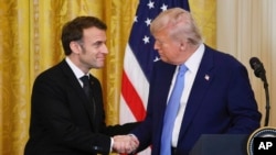 Дональд Трамп и Эммануэль Макрон во время совместной пресс-конференции в Восточном зале Белого дома в Вашингтоне, 24 февраля 2025 года. (Ludovic Marin/Pool via AP)