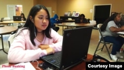 អ្នក​ស្ម័គ្រ​ចិត្ត និង​បុគ្គលិក​សមាគមធនធានអង្គរហៅ​ទូរស័ព្ទ​ដើម្បី​ជំរុញ​អ្នក​ពលរដ្ឋ​ចេញ​ទៅ​បោះឆ្នោត។ (រូបថត​ផ្តល់​ឲ្យ)