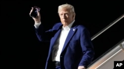 Presidenti Donald Trump zbret nga avioni presidencial në aeroportin 'Harry Reid' në Las Vegas, në Nevadë, më 24 janar, 2025/AP