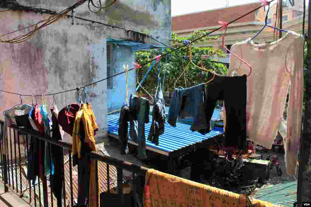 ទិដ្ឋភាព​ជា​ទូទៅ​នៃ​សកម្មភាព​ជីវភាព​រស់​នៅ​របស់​​អ្នក​រស់​នៅ​​​​អគារ​ប៊ូលឌីង​​​ក្នុង​រាជធានី​ភ្នំពេញ​កាល​ពី​ថ្ងៃ​សុក្រ​ទី​៥ ខែ​កញ្ញា ឆ្នាំ​២០១៤។ (នូវ ពៅលក្ខិណា/VOA) 