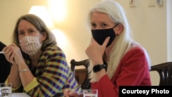 អ្នកស្រី ​Amanda Milling ​រដ្ឋមន្ត្រី​ទទួល​បន្ទុក​កិច្ច​ការ​អាស៊ី​របស់​ចក្រភព​អង់គ្លេស​ បាន​ជួប​ជាមួយ​តំណាង​អង្គការ​សិទ្ធិមនុស្ស​មួយចំនួន​របស់​កម្ពុជា កាល​ពី​ថ្ងៃ​ទី​ច័ន្ទ​​ទី​១០ ខែ​មករា ឆ្នាំ​២០២២​ នៅ​រាជធានី​ភ្នំពេញ។ (Facebook/British Embassy in Cambodia)