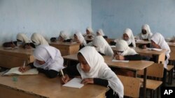 Para siswa perempuan Afghanistan sedang belajar di sebuah sekolah di Kabul, Afghanistan, Sabtu, 27 Maret 2021. (AP Photo/Rahmat Gul)
