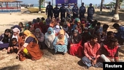 شماری از مسلمانان روهینگیا که پس از غرق شدن کشتی شان نجات داده شدند