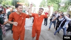 លោក នី សុខា (ឆ្វេង) និង​លោក ណៃ វង់ដា (ស្ដាំ) មន្រ្តី​ការពារ​សិទ្ធិ​មនុស្ស​សមាគម​អាដហុក​ ដែល​កំពុង​ជាប់ឃុំ​ពាក់ព័ន្ធនឹង​ករណី​រឿង​អាស្រូវ​ផ្លូវ​ភេទ​អនុ​ប្រធាន​គណបក្ស​សង្រ្គោះ​ជាតិ​លោក កឹម សុខា ត្រូវ​សមត្ថកិច្ច​នាំ​ខ្លួន​ទៅ​តុលាការ​កំពូល​នៅ​រាជធានី​ភ្នំពេញ នៅ​ថ្ងៃ​ពុធ ទី២៣ ខែវិច្ឆិកា ឆ្នាំ២០១៦។ (ឡេង ឡែន/VOA) 