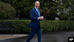 El presidente Joe Biden sale de la Casa Blanca en Washington el 28 de febrero de 2024 con el fin de abordar el helicóptero presidencial para recorrer un trayecto corto hacia el Centro Médico Nacional Militar Walter Reed, en Bethesda, Maryland, para su examen físico anual.