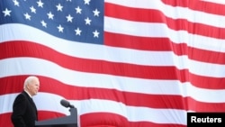 ប្រធានាធិបតីជាប់ឆ្នោតលោក Joe Biden ថ្លែងសុន្ទរកថានៅអាកាសយានដ្ឋាន New Castle County ក្នុងក្រុង New Castle រដ្ឋ Delaware ថ្ងៃទី១៩ ខែមករា ឆ្នាំ២០២១ មុនពេលលោកធ្វើដំណើរមកកាន់រដ្ឋធានីវ៉ាស៊ីនតោន។ 