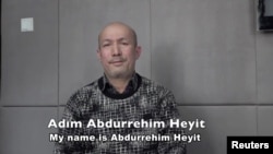 បុរស​ម្នាក់​ដែល​និយាយ​ថា ខ្លួន​ជា​លោក Abdurehim Heyit បង្ហាញ​ខ្លួន​នៅ​ក្នុង​វីដេអូ​មួយ​ដែល​បង្ហាញ​ដោយ​សារព័ត៌មាន China Radio International ផ្សាយ​ជា​ភាសា​តួកគី កាលពី​ថ្ងៃទី១០ ខែកុម្ភៈ ឆ្នាំ២០១៩។