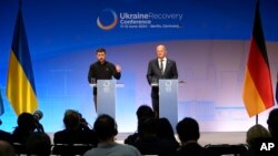 Президент України Володимир Зеленський і канцлер Німеччини Олаф Шольц на пресконференції під час конференції з відновлення України в Берліні, Німеччина, у вівторок, 11 червня 2024 р. (Фото: AP Photo/Ebrahim Noroozi)