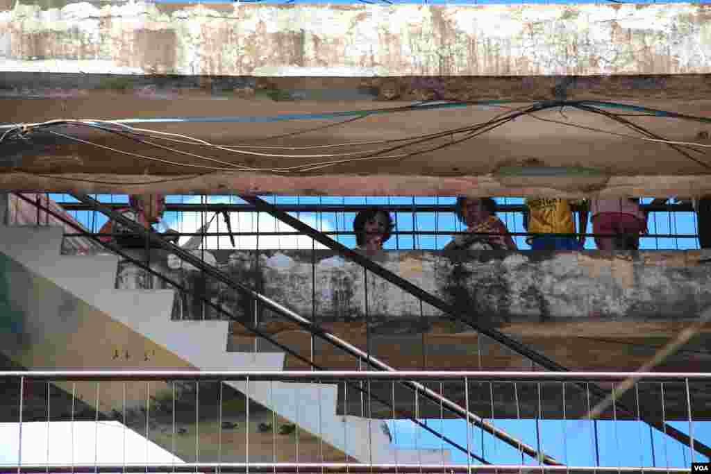 ទិដ្ឋភាព​ជា​ទូទៅ​នៃ​សកម្មភាព​ជីវភាព​រស់​នៅ​របស់​​អ្នក​រស់​នៅ​​​​អគារ​ប៊ូលឌីង​​​ក្នុង​រាជធានី​ភ្នំពេញ​កាល​ពី​ថ្ងៃ​សុក្រ​ទី​៥ ខែ​កញ្ញា ឆ្នាំ​២០១៤។ (នូវ ពៅលក្ខិណា/VOA) 