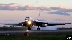 Архівне фото. Російський стратегічний бомбардувальник Ту-160 "Білий лебідь" сідає на авіабазі Енгельс. AP Photo/Misha Japaridze