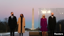 Novoizabrani predsjednik Joe Biden sa suprugom Džil i potpredsjednica Kamala Harris sa suprugom Dagom Emhofom na komemoraciji žrtavama pandemije COVID-19 u Washingtonu, 19. januara 2021. veče pred inauguraciju.