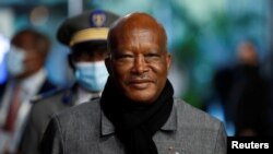 Le président du Burkina Faso, Roch Marc Christian Kaboré, assiste à une session plénière au début du Forum de Paris sur la paix, à Paris, France, le 11 novembre 2021.