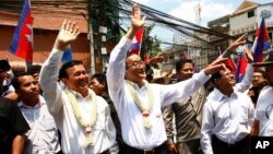 លោក​ កឹម សុខា​ អនុប្រធាន​គណបក្ស​សង្គ្រោះ​ជាតិ​បាន​ប្រាប់​វីអូអេ​តាម​ទូរស័ព្ទ​ក្នុង​ខណៈ​ពេល​ដែល​លោក​ ​កំពុង​នៅ​ក្នុង​រដ្ឋ​វាស៊ីនតោន​​(ស្តេត)​ភាគ​ខាង​លិច​សហរដ្ឋ​អាមេរិក​ថា​ជំហរ​របស់​លោក​មិន​ប្រែប្រួល​ទេ​គឺនៅ​តែ​ទាមទារ​ឱ្យ​បោះ​ឆ្នោត​ឡើង​វិញ។​