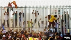 Para pencari suaka melakukan aksi protes di sebuah tempat penahanan sementara di Australia (foto: dok).