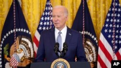 Президент США Джо Байден виступає у Білому домі 23 лютого 2024 року. Байден скличе лідерів Конгресу у вівторок, 27 лютого, щоб обговорити пакет екстреної допомоги Україні та Ізраїлю, а також уникнення "шатдауну" федерального уряду в березні. (Фото: AP Photo/Evan Vucci)