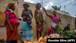 Mulheres zungueiras na praça do Avô Kumbi em Luanda, Angola