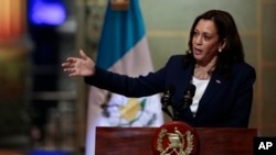 Wakil Presiden AS Kamala Harris dalam konferensi pers di Istana Nasional, di Guatemala City, Senin, 7 Juni 2021.