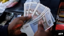 Okwamanje eZimbabwe kusetshenziswa iZiG lemali yakwamanye amazwe. Abadala bathi sebakhalalwa ngabantwana.