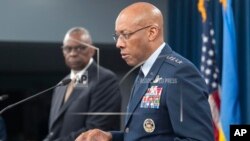 Претседателот на Здружениот генералштаб зборува за време на брифингот со секретарот за одбрана Лојд Остин во Пентагон во Вашингтон, 26 април 2024 година