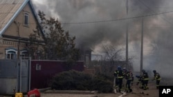 在烏克蘭康斯坦丁尼夫卡的居民區，在俄羅斯砲擊之後，救援人員開始滅火。(2023年3月10日)